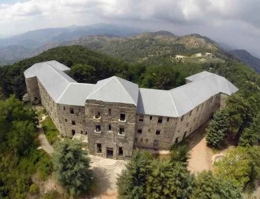 «Στο σφυρί» το ιστορικό ξενοδοχείο Βερεγγάρια στο όρος Τρόοδος (βίντεο)